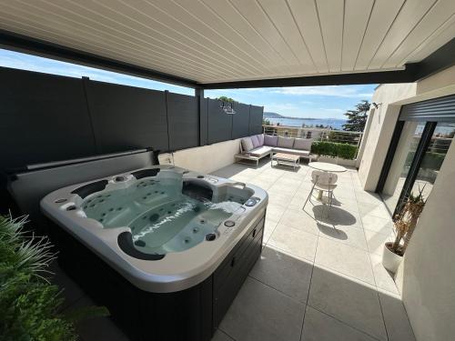 Ban công/sân hiên tại l'hippy chic jacuzzi superbe vue étang de Thau