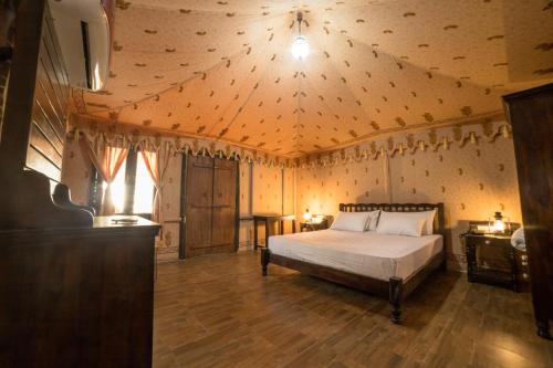 En eller flere senge i et værelse på Kanota Camp Resorts