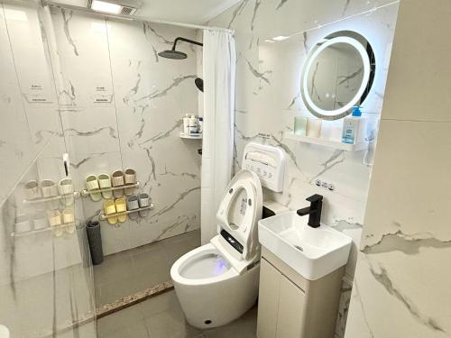 ein Badezimmer mit Toilette und Waschbecken in der Unterkunft Private Garden Courtyard in Shanghai Old Villa Near City Center Nanjing West Road Metro Station in Shanghai