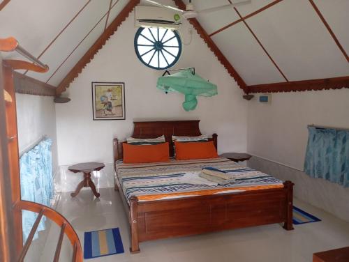 Un dormitorio con una cama y un reloj en la pared. en Suduweli Beauties of Nature - Yala, en Kirinda