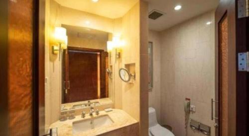 Koupelna v ubytování Ramada Plaza by Wyndham Yangzhou Casa