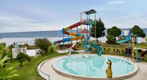 Bazén v ubytování Patra Comfort Parapat nebo v jeho okolí