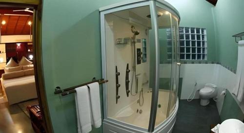 ein Badezimmer mit Dusche mit Glastür in der Unterkunft Brook Boutique in Madahapola