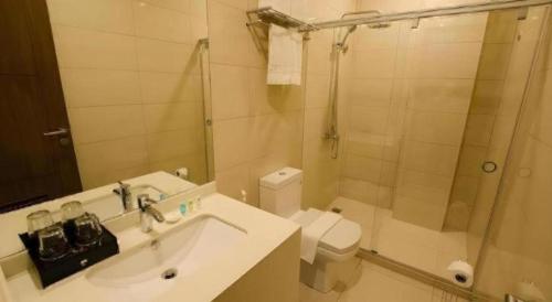 een badkamer met wastafel, douche en toilet bij Oryza Hotel in Santiago