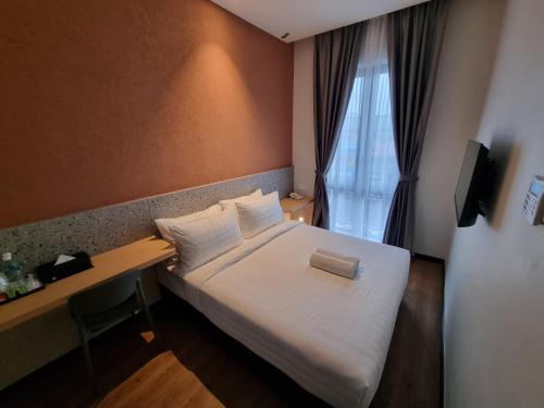una habitación de hotel con una cama y una ventana en Miico Hotel Permas Jaya, en Johor Bahru