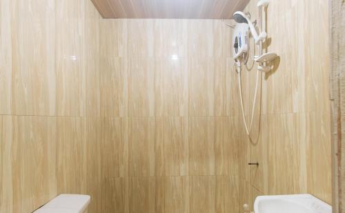 Koupelna v ubytování RedDoorz @ Plaza La Paz Iloilo City