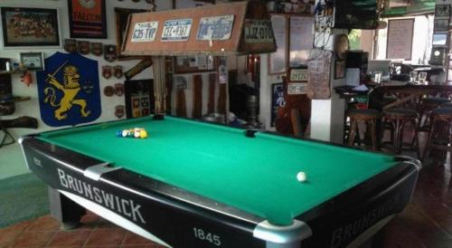 Biliár nebo kulečník v ubytování Harleys Pub and Hotel