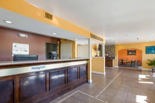 a lobby with a bar in a hotel at Econo Lodge Inn & Suites Brooks - Louisville South in Brooks