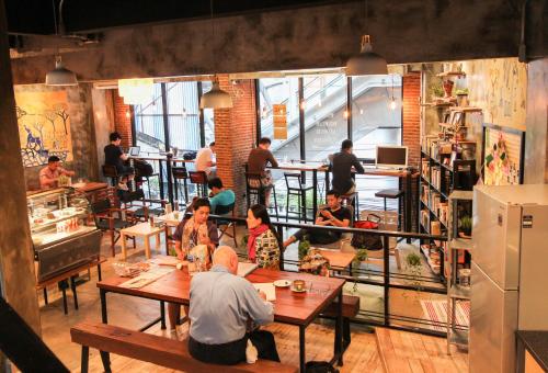 ThongLor Travellers Hostel and Cafe tesisinde bir restoran veya yemek mekanı