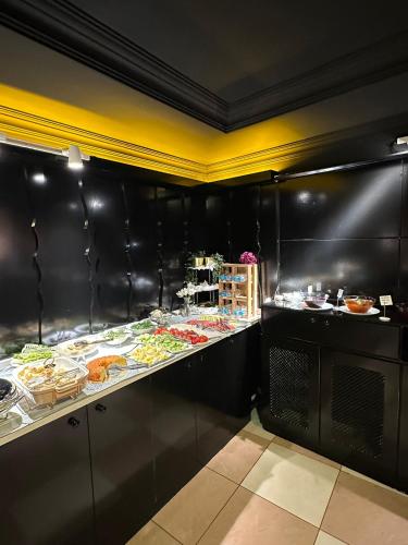 una linea a buffet con molti tipi diversi di cibo di Sufi Homes a Konya