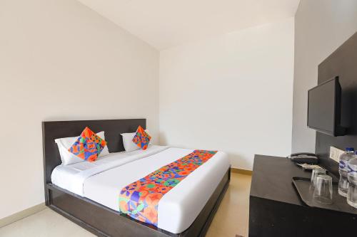 Postel nebo postele na pokoji v ubytování FabHotel Surajkund Residency