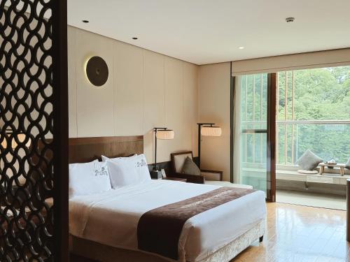 Gallery image of Dujiangyan Xinhua Haiyi Yulei Mountain Residence Hotel in Dujiangyan