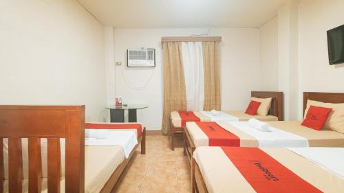 Postel nebo postele na pokoji v ubytování RedDoorz @ Plaza La Paz Iloilo City