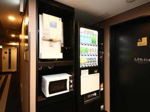 a vending machine with a microwave in a room at APA Hotel Keisei Ueno Ekimae in Tokyo