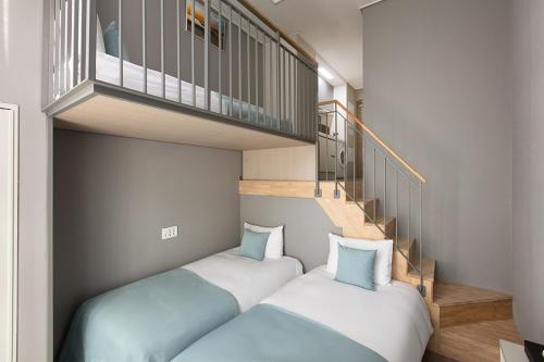 Postel nebo postele na pokoji v ubytování Sollago Myeongdong Hotel & Residence