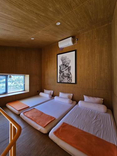 a room with two beds in a room at Villa Cannary in Tegalharendong