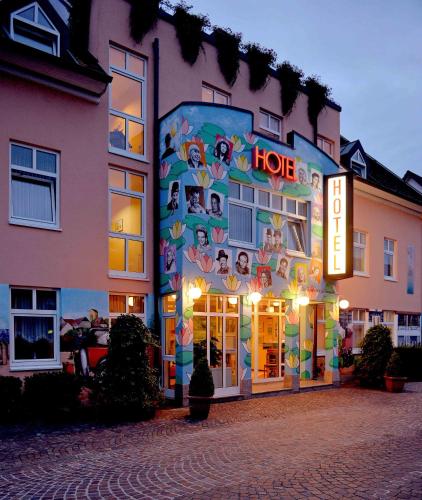 a hotel with a sign that says hope on it at Hotel am Stadthaus in Neuenburg am Rhein