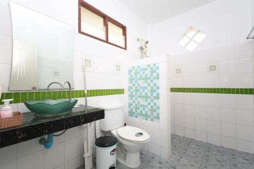 Sisters Ari 2-bedrooms house, Bang Tao beach في Ban Thalat Choeng Thale: حمام مع حوض ومرحاض