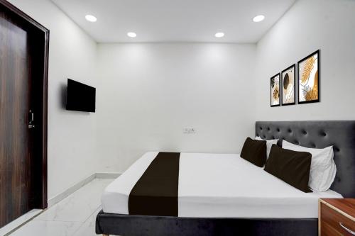 a bedroom with a bed with a black and white at Hotel Cashev & front of Paharganj Side Railway station in Jāmb