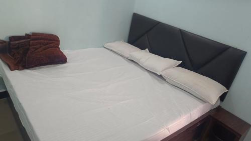 Una cama o camas en una habitación de Hotel Priyanshi Palace