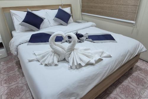 Giường trong phòng chung tại Location, location, location- The Spot, Bang Saray