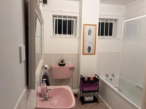 Ένα μπάνιο στο Ty Cwmbwrla