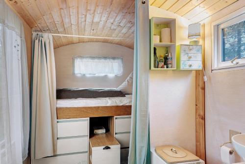 a small bedroom in a tiny house at Haevn Altes Pfarrhauss Marienfliess in Stepenitz