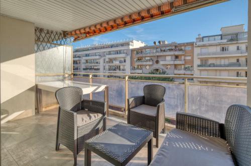 A C 2BDR 6P flat just two minutes from the beach!