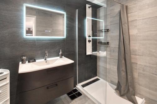 A C 2BDR 6P flat just two minutes from the beach!