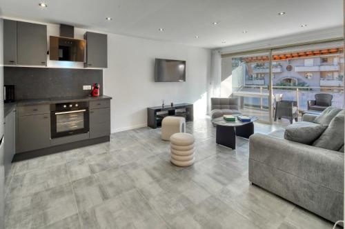 A C 2BDR 6P flat just two minutes from the beach!