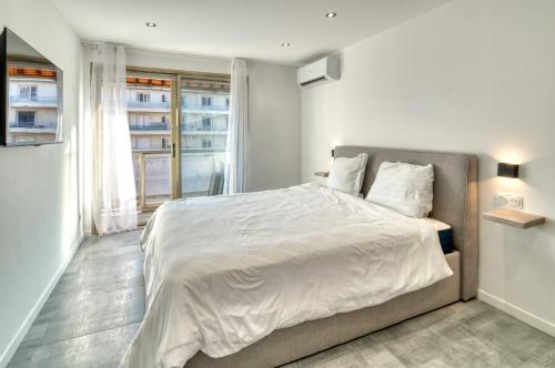 A C 2BDR 6P flat just two minutes from the beach!