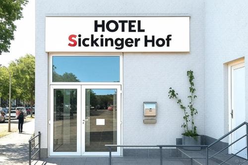 een hotelbord aan de zijkant van een gebouw bij Hotel Sickinger Hof in Berlijn