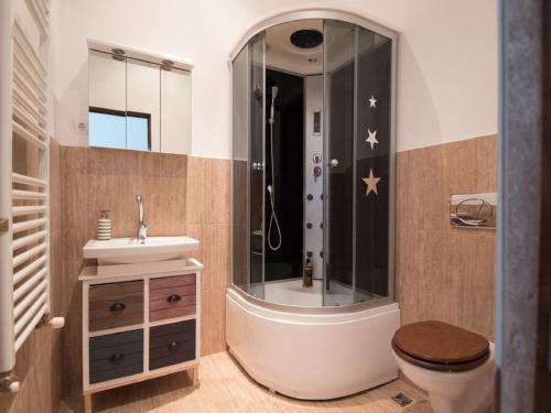 y baño con ducha, aseo y lavamanos. en Luxury Central apartment in Sibiu, en Sibiu