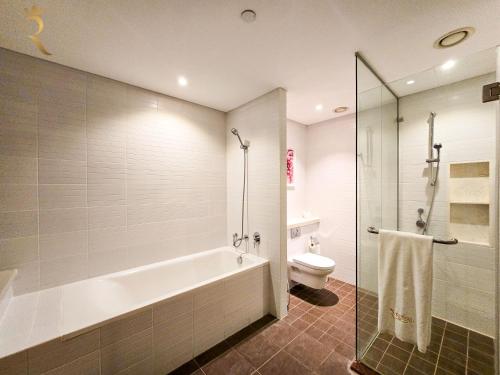 Koupelna v ubytování Golden Timber 2BR Al Raha Family Retreat