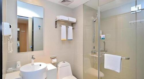 ein Badezimmer mit Toilette, Waschbecken und Dusche in der Unterkunft City Comfort Inn Kunming Railway Station Guanshang in Kunming