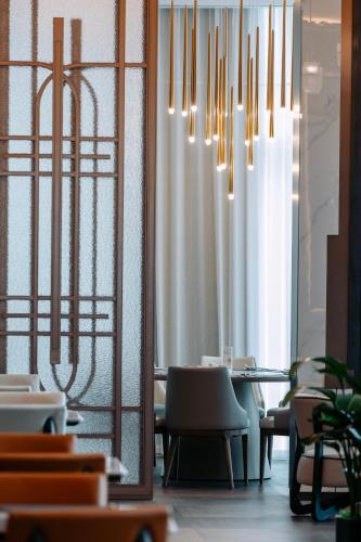 Un comedor con una mesa y sillas y una lámpara de araña. en Kempinski Hotel Guiyang, en Guiyang