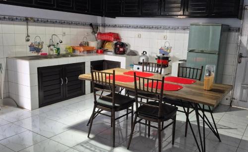 Kuchyň nebo kuchyňský kout v ubytování Karati Lakeview White Villa