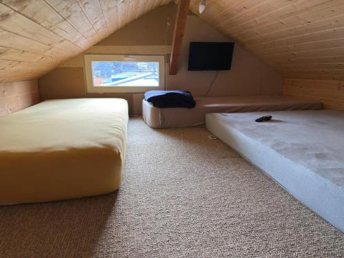 En eller flere senge i et værelse på Lookout Szécseny Lodge