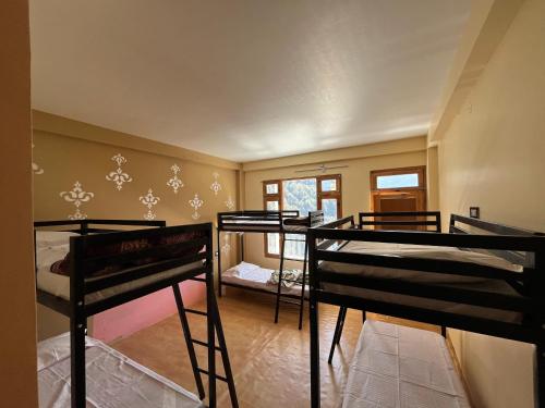 Postel nebo postele na pokoji v ubytování Yellowjackets Hostel Tosh