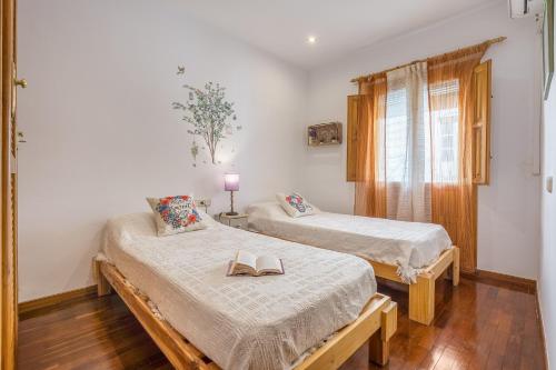 Postel nebo postele na pokoji v ubytování Casa El Naranjo Azul Granada