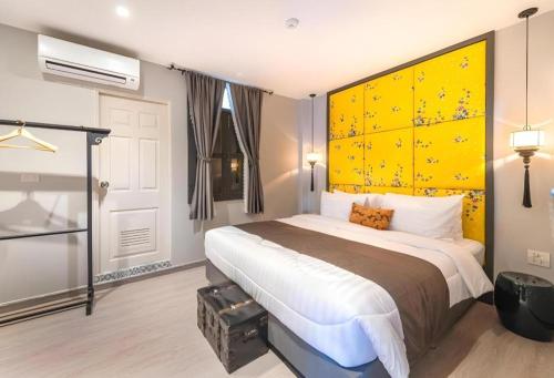 Postel nebo postele na pokoji v ubytování Rueangrat Hotel