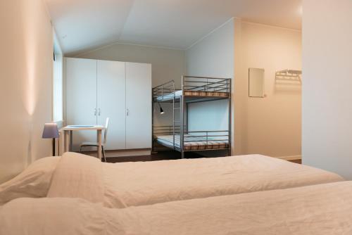 1 dormitorio con 1 cama y 1 litera en Örnsköldsviks Gästhamn, en Örnsköldsvik