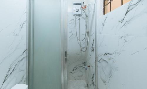 Ένα μπάνιο στο RedDoorz at Yssa Ademar near Robinsons Jaro