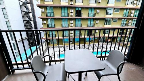 バンコクにあるダイナスティ グランデ ホテルのバルコニー(テーブル、椅子付)