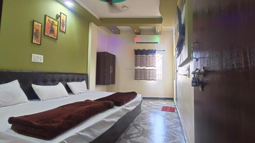 Una cama o camas en una habitación de Hotel Priyanshi Palace