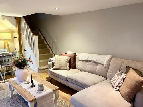 Posezení v ubytování Charming Grade 2 Cottage w/ Garden in Warminster