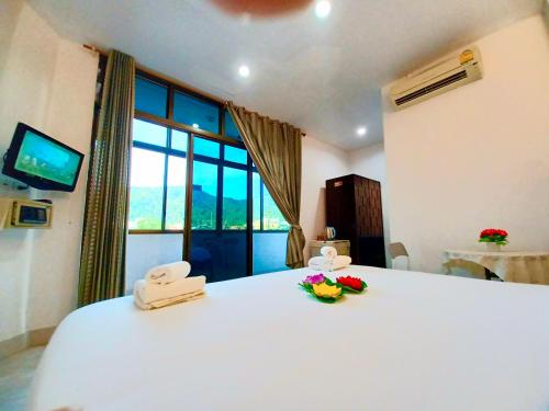 Μια τηλεόραση ή/και κέντρο ψυχαγωγίας στο Happy Holidays Patong