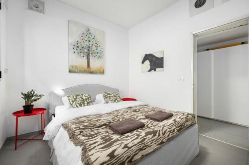 Postel nebo postele na pokoji v ubytování Stylish 2BR By the Beach