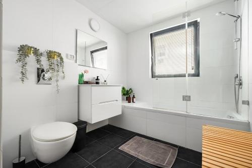 Koupelna v ubytování Stylish 2BR By the Beach