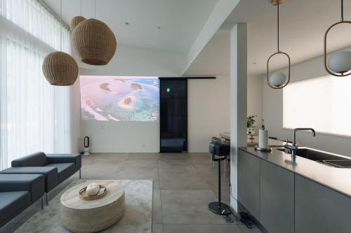 una sala de estar con un sofá y una mesa en Laf Denen 千葉県富津市のvacation rental, en Futtsu